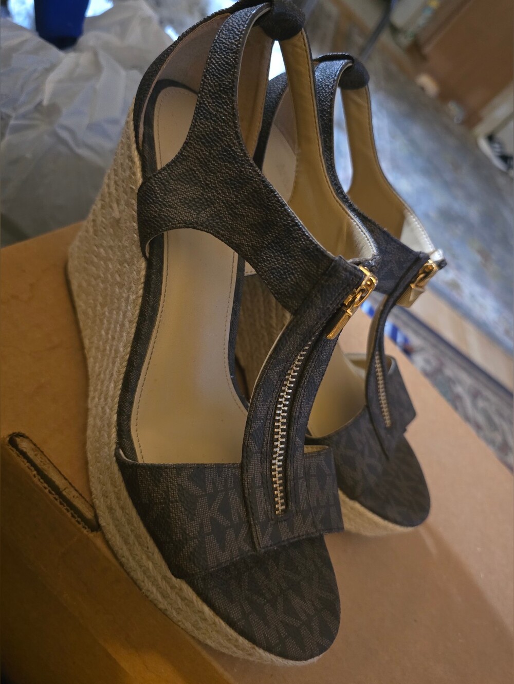 Michael Kors Brown Tan Women's Size 7.5 T-Strap Woven Wedge Heels!